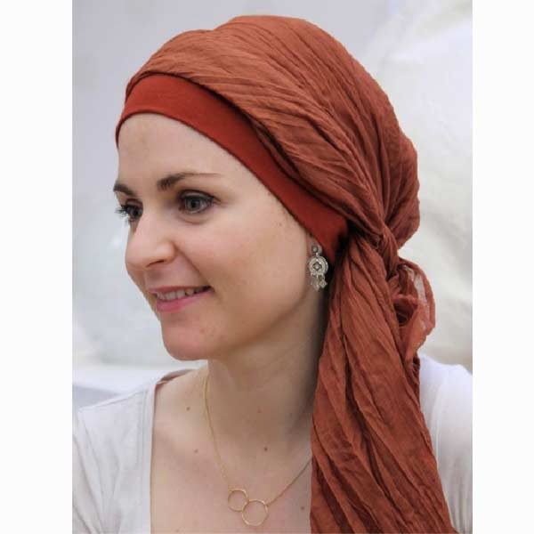 Lookhatme chemomutsje met sjaal eraan vast roestkleur ND799